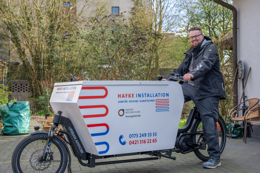 Malte Hafke auf dem firmeneigenen Lastenrad