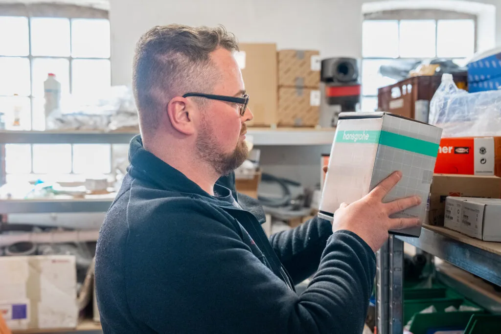 Malte Hafke sucht im Lager nach Bauteilen