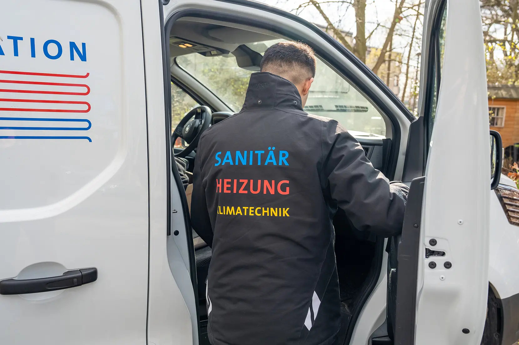 Mitarbeiter steigt in den Firmenwagen. Auf der Jacke steht:
Hafke Installation Sanitär Heizung Klimatechnik